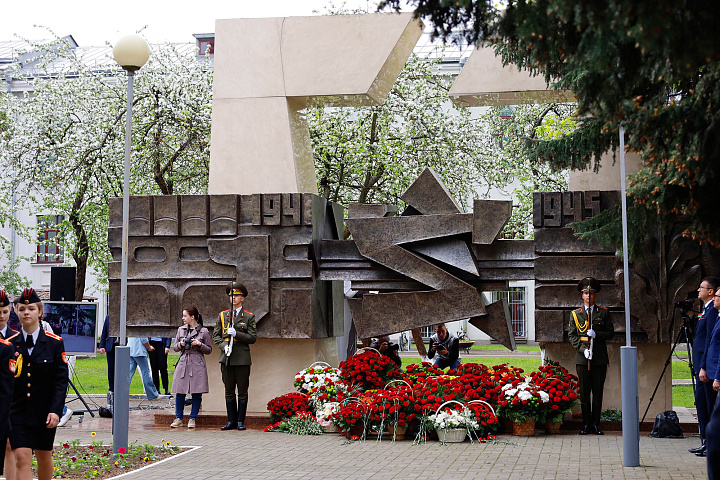 Торжественная церемония возложения цветов к Мемориальному знаку